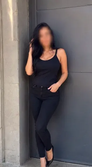 Ella, 33